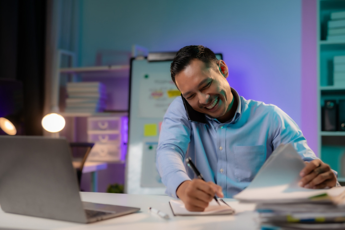 How to manage contractors in 6 steps: tools, tips, and strategies