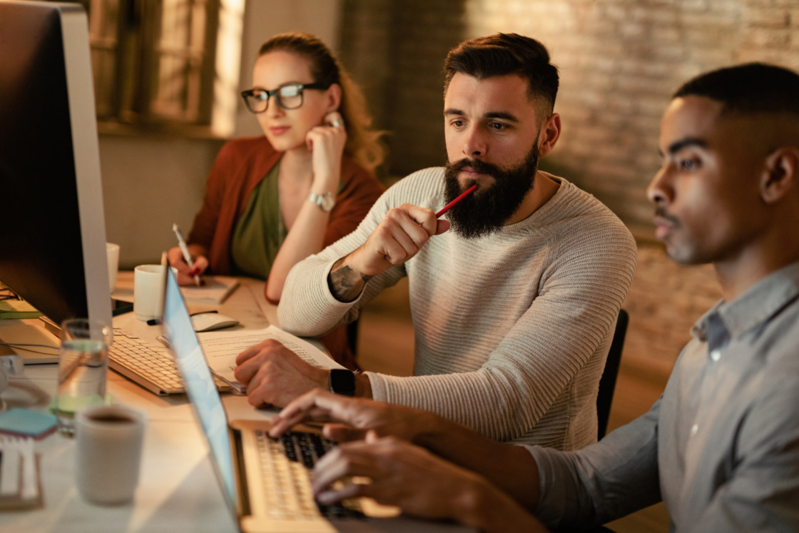 Lista biur coworkingowych w praktyce - dwóch mężczyzn pokazuje, jak wygląda współpraca w coworku. Zdjęcie ilustracyjne.