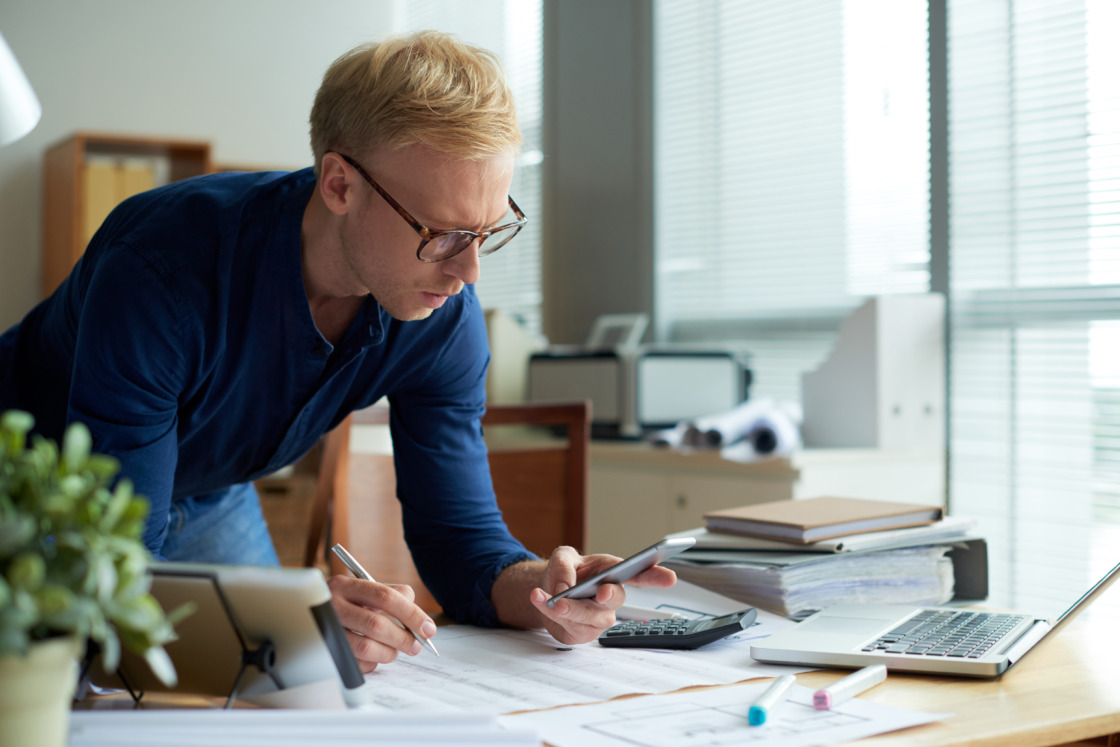 Freelancer wyjaśnia, jak obniżyć koszty i zarabiać więcej jako wolny strzelec - ilustracja poglądowa