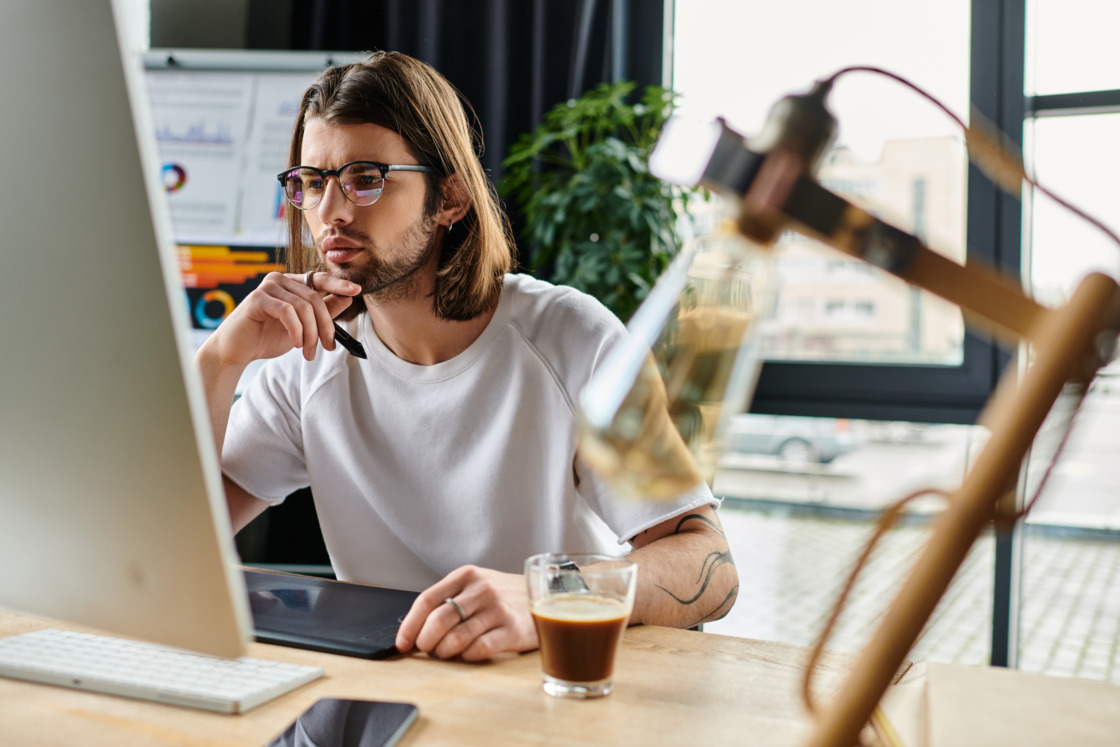Freelancer, który zakłada własną działalność gospodarczą ilustracja poglądowa