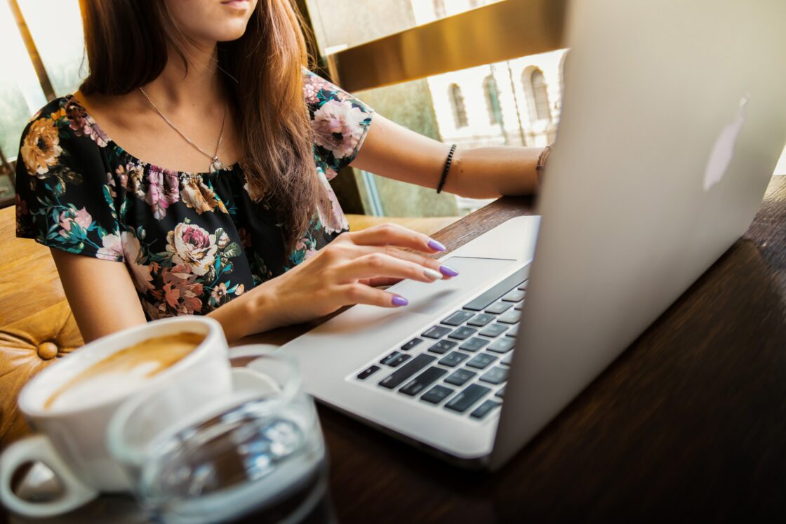 Młoda dziewczyna zastanawia się, jaka jest dobra branża dla freelancera