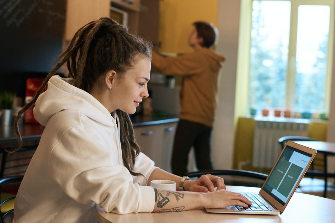 Młoda kobieta, która łączy freelancing i praca na etacie