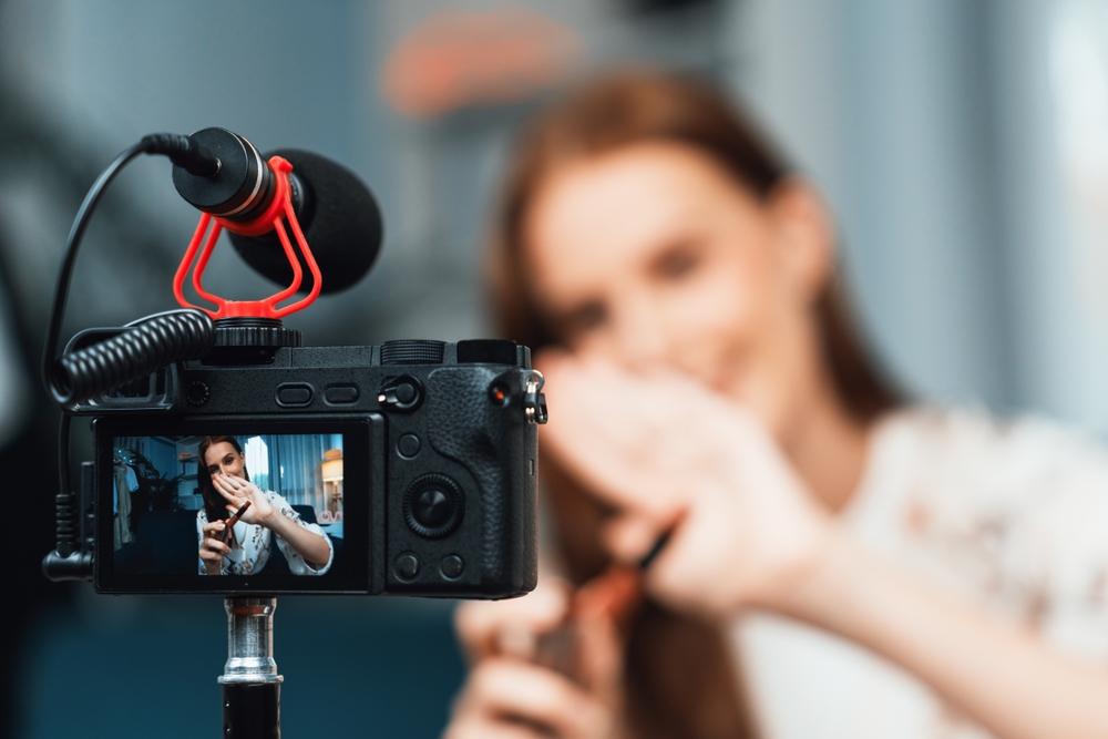 Influencer marketing w 2024 roku + Checklista współpracy z influencerem (PDF)