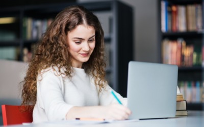 Jak pogodzić studia i pracę? Poradnik dla pracujących studentów