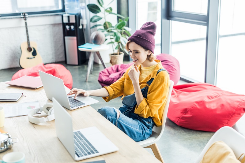 Zdjęcie poglądowe - freelancerka wprowadza w życie dobre praktyki freelancera na nowy rok