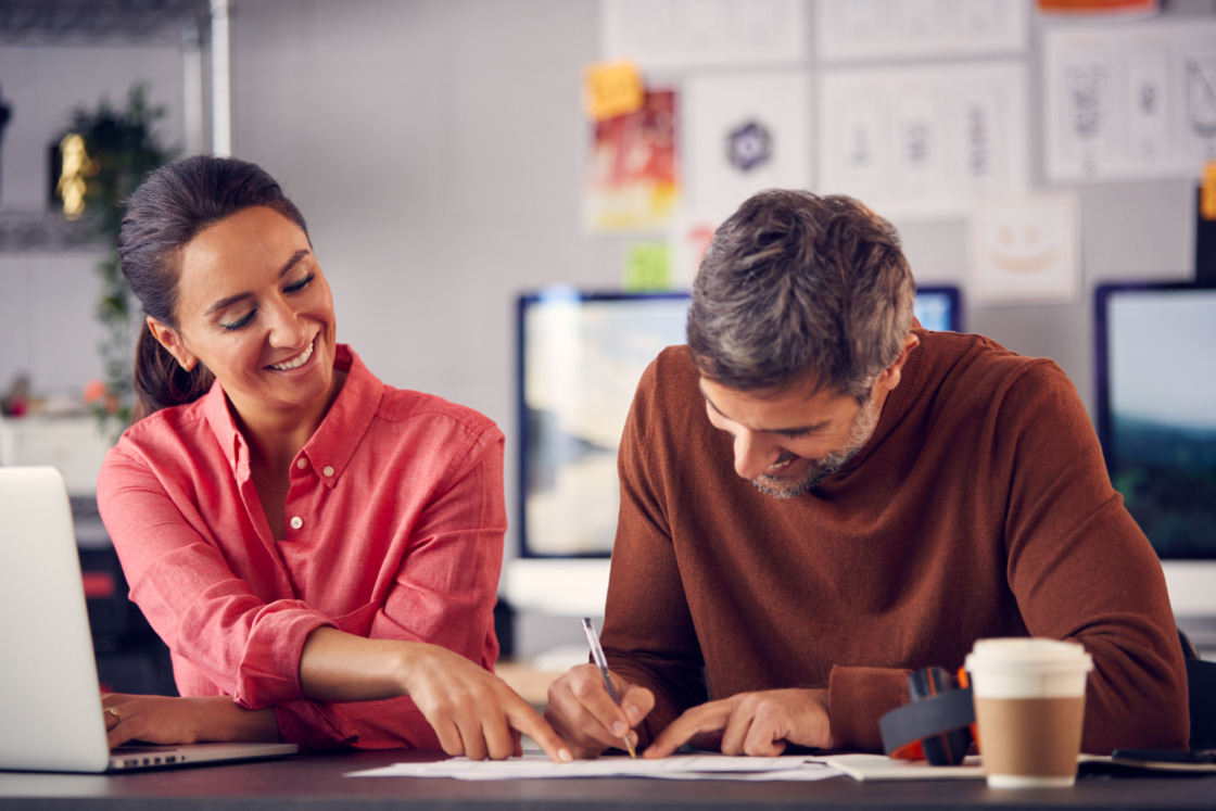 Umowa o współpracę wzór - freelancer i klientka podpisują umowę. Ilustracja.