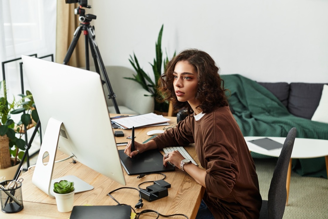 Freelancerka przy komputerze sprawdza freelancing ile można zarobić?