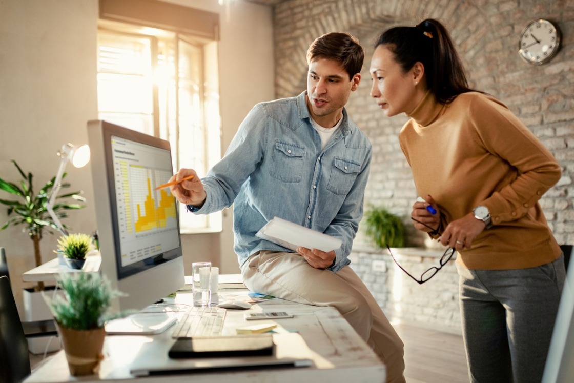 Freelancer i klientka z sektora małych i średnich przedsiębiorstw omawiają szczegóły współpracy