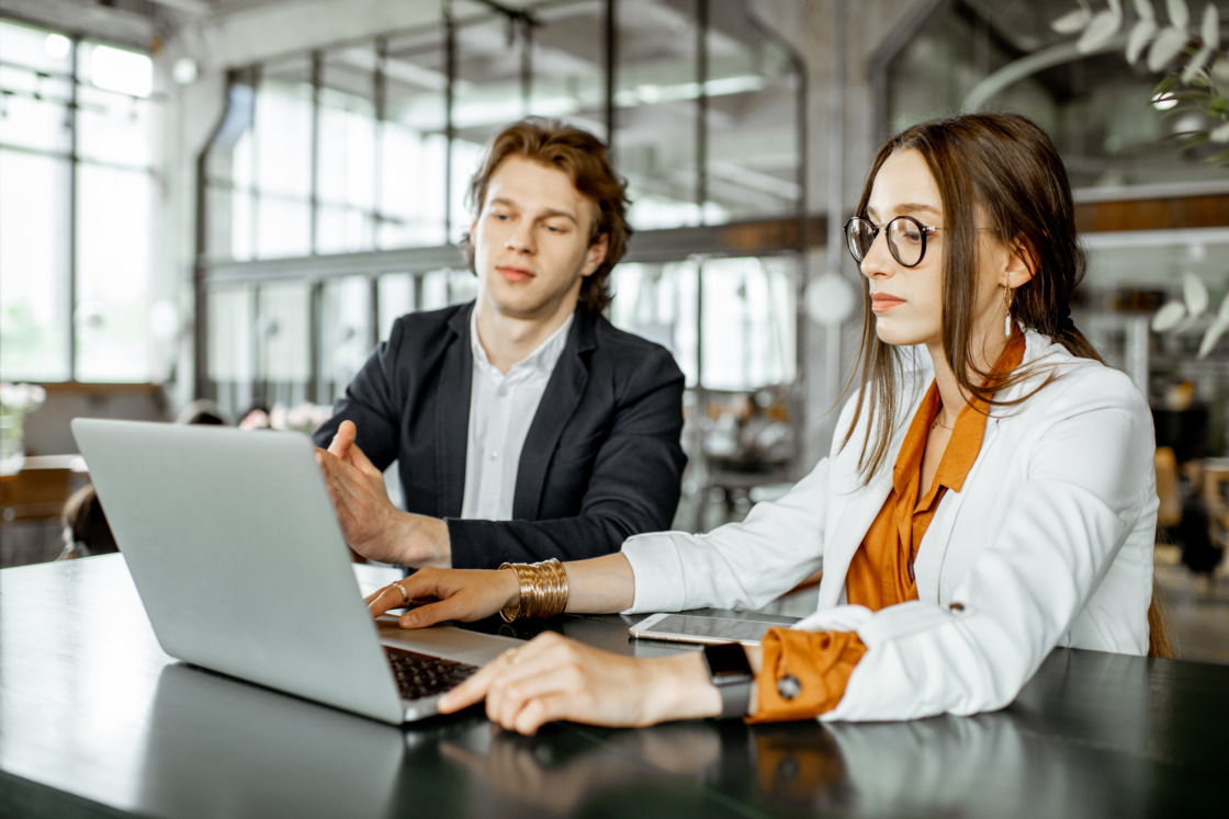 Klienta i freelancer - ilustracja zagadnienia dywersyfikacja dochodów freelancera