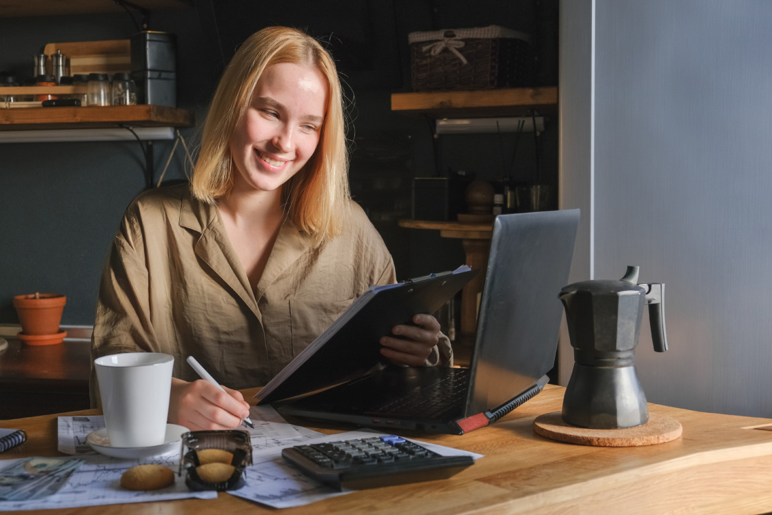 Młoda kobieta sprawdza, jak może przebiegać ścieżka kariery freelancera