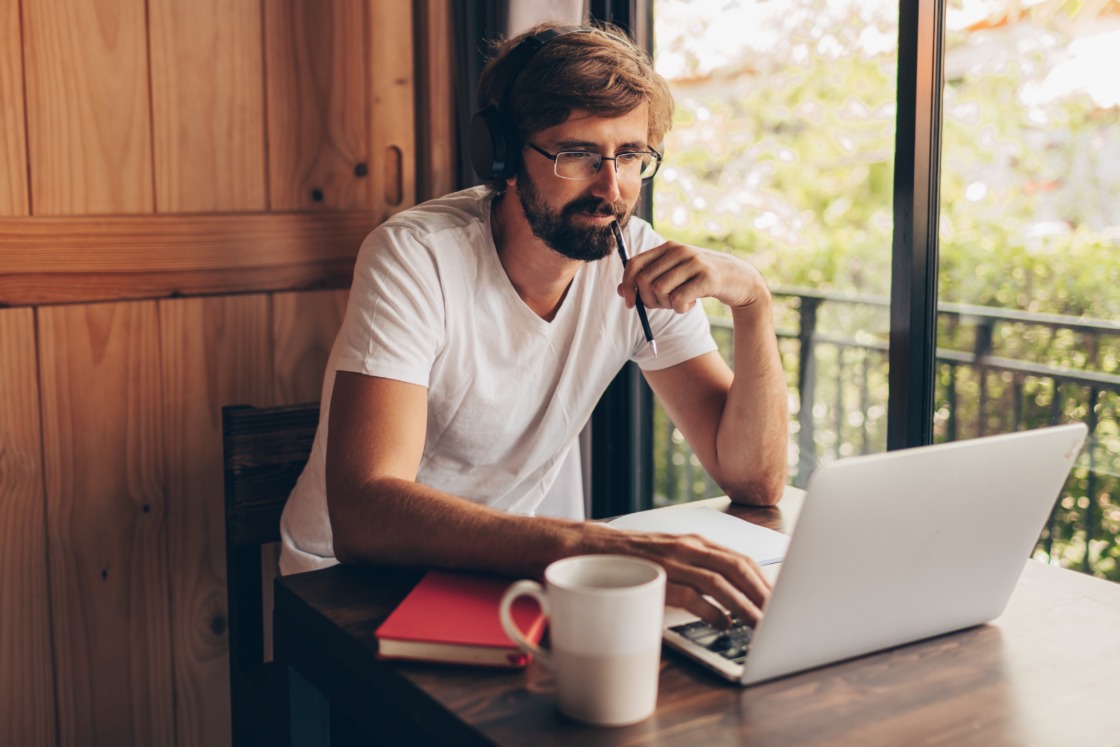 Praca z klientem B2B Freelancer w słuchawkach ma spotkanie online - jak wygląda praca z klientem b2b