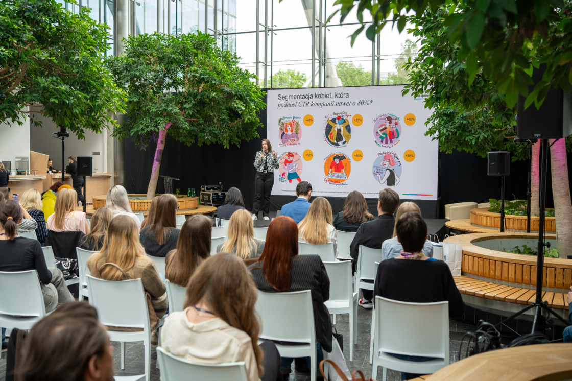 diana zochowska podczas swojego wystapienia Jaki marketing działa w branży Health & Beauty w 2026 | Wywiad z Bartkiem Ciemięgą i relacja z konferencji MEETUP 404 diana zochowska podczas swojego wystapienia Jaki marketing działa w branży Health & Beauty w 2026 | Wywiad z Bartkiem Ciemięgą i relacja z konferencji MEETUP 404